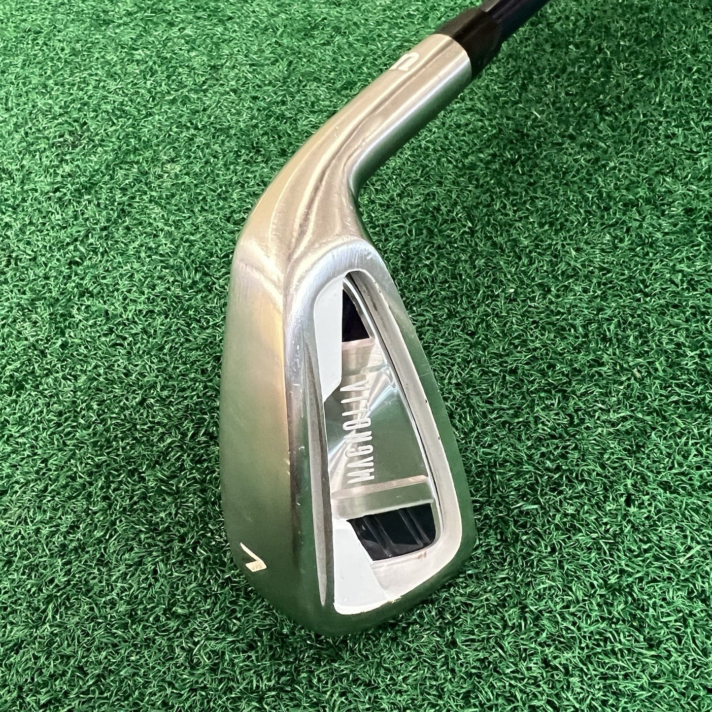 Wilson Magnolia Ladies RH Single 7 Iron Graphite Shaft Original Grip 36.5"